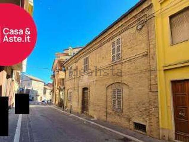 Villetta indipendente in vendita di 419 m² in Via Patrioti, 11