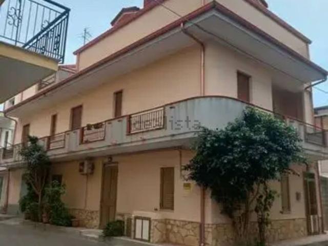 Villetta indipendente in vendita di 420 m² in Via Monte Bianco