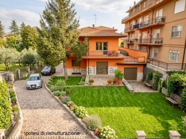 Villetta indipendente in vendita di 420 m² in Via Conte Canofari