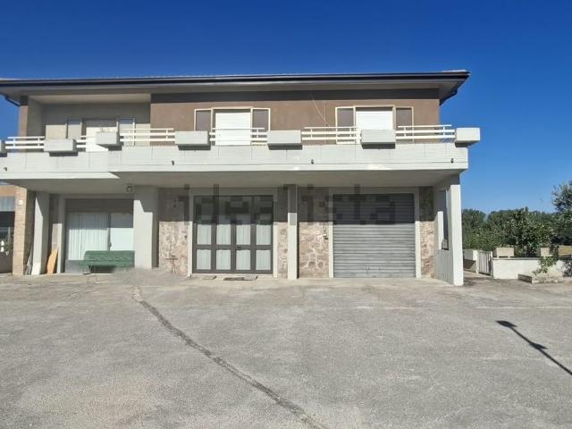 Villetta indipendente in vendita di 420 m² in Via Acquasparta