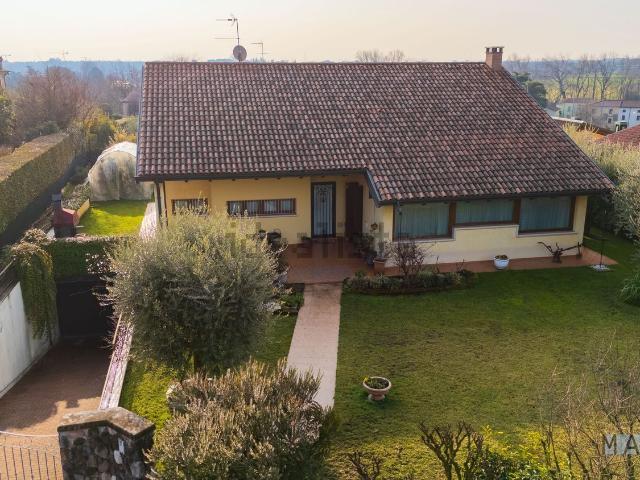 Villetta indipendente in vendita di 420 m² in Via dei Peschi, 22