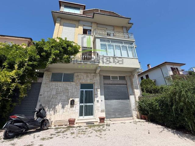 Villetta indipendente in vendita di 420 m² in Via Vittorio Veneto, 39