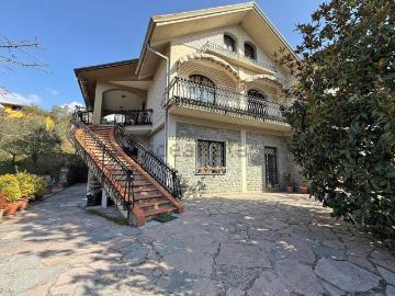 Villetta indipendente in vendita di 420 m² in Viale 4 Novembre, 10