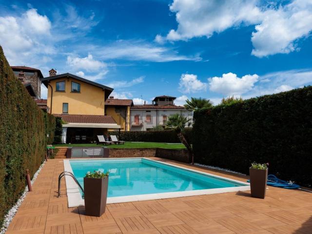 Villetta indipendente in vendita di 423 m² in Via San Zenone