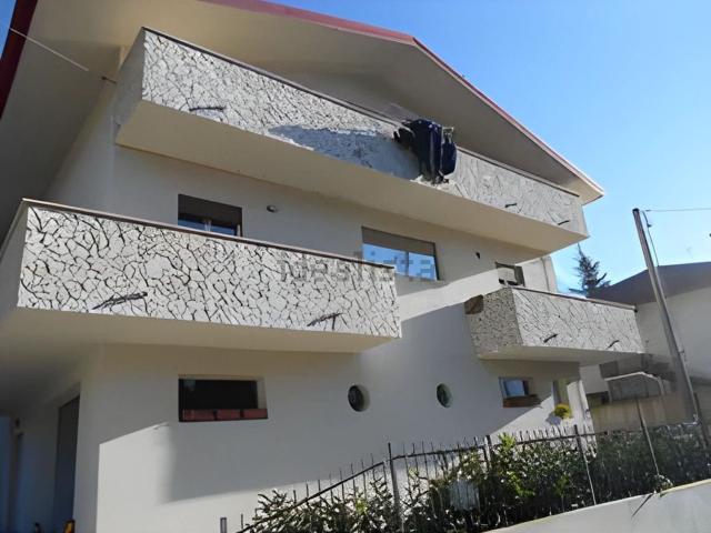 Villetta indipendente in vendita di 425 m² in Via Risa