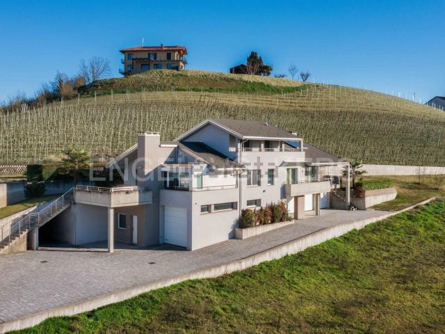 Villetta indipendente in vendita di 425 m² in Strada San Vittore
