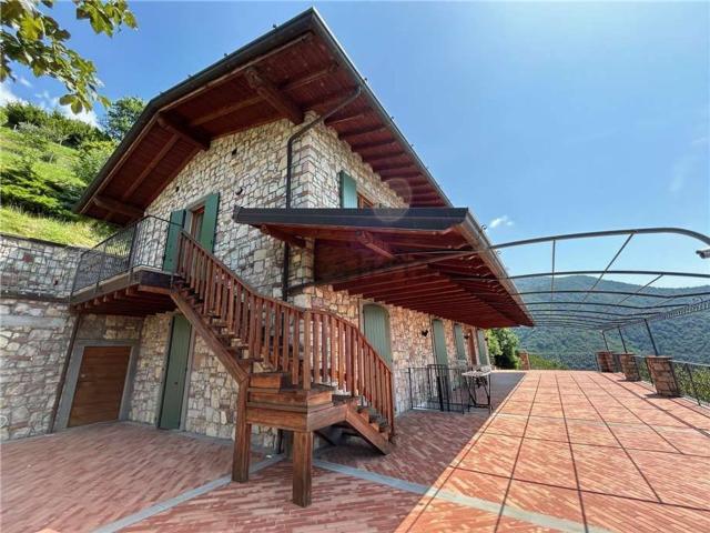 Villetta indipendente in vendita di 427 m² in Via Pennini