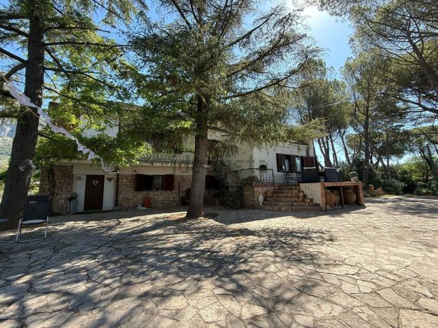 Villetta indipendente in vendita di 427 m² in Strada di Pietrara