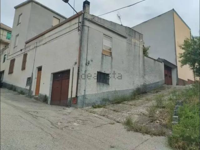 Villetta indipendente in vendita di 430 m² in Via Grazia Deledda