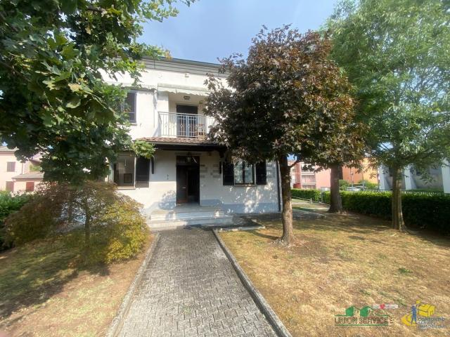 Villetta bifamiliare in vendita di 430 m² in Via Pietro Nenni, 7