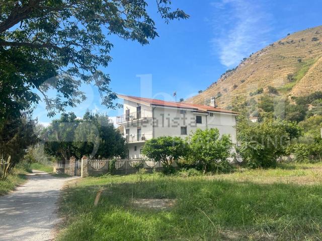 Villetta indipendente in vendita di 432 m² in Via Fiumara