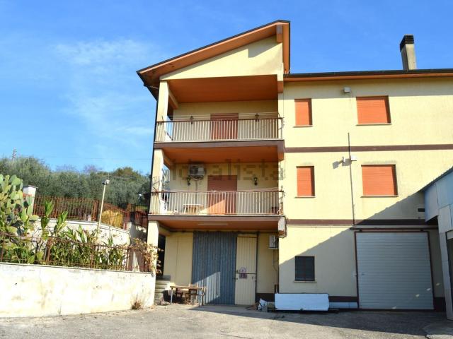 Villetta indipendente in vendita di 435 m² in Contrada Monticchio