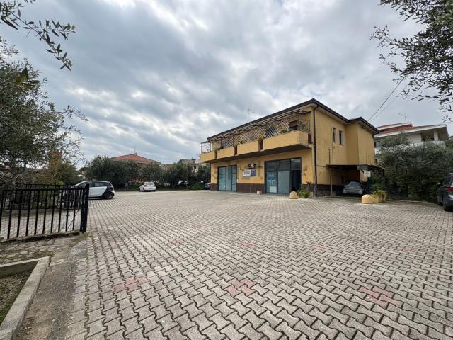 Villetta indipendente in vendita di 440 m² in Via Adriatica Sud, 38