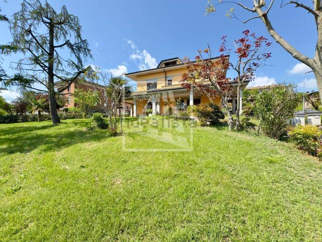 Villetta indipendente in vendita di 440 m² in Via Prospero Martelli, 32