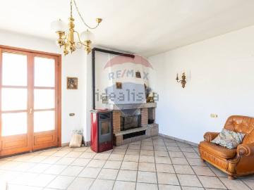 Villetta indipendente in vendita di 450 m² in Via A. de Gasperi, 7