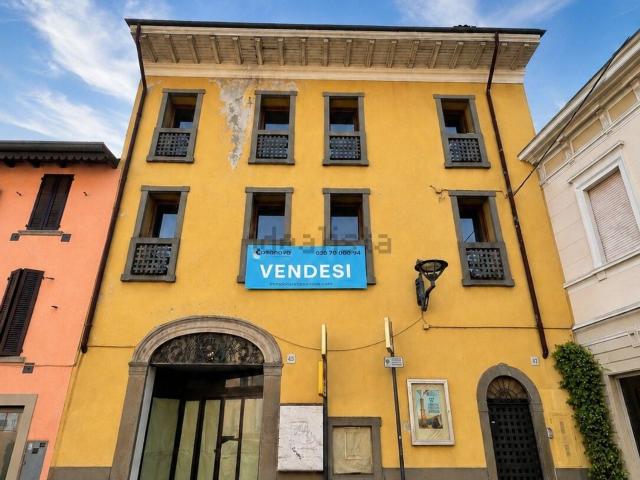 Villetta indipendente in vendita di 350 m² in Via Alcide de Gasperi, 45