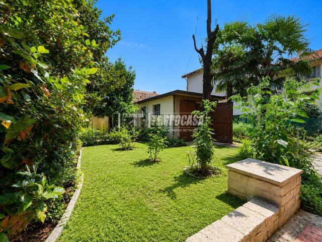 Villetta indipendente in vendita di 450 m² in Via Generale Giuseppe Perotti