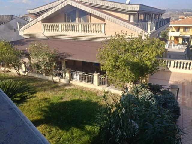 Villetta indipendente in vendita di 450 m² in Via Giosuè Carducci, 59