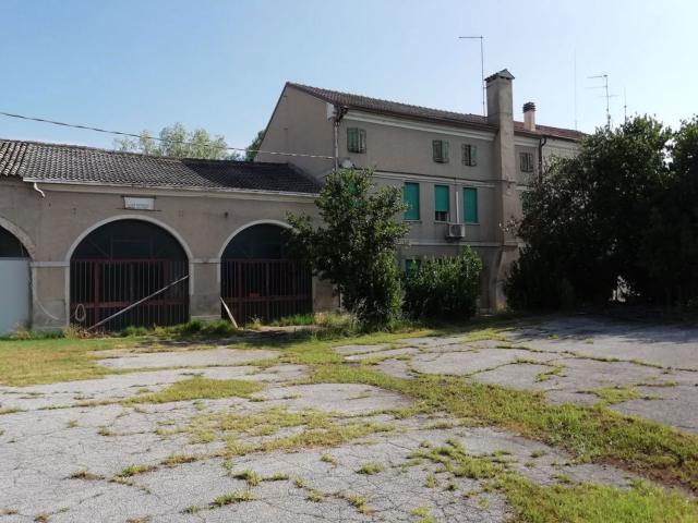 Villetta indipendente in vendita di 450 m² in Via dei Martiri