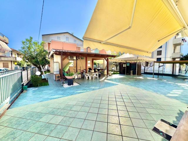 Villetta indipendente in vendita di 450 m² in Via delle Rose, 2