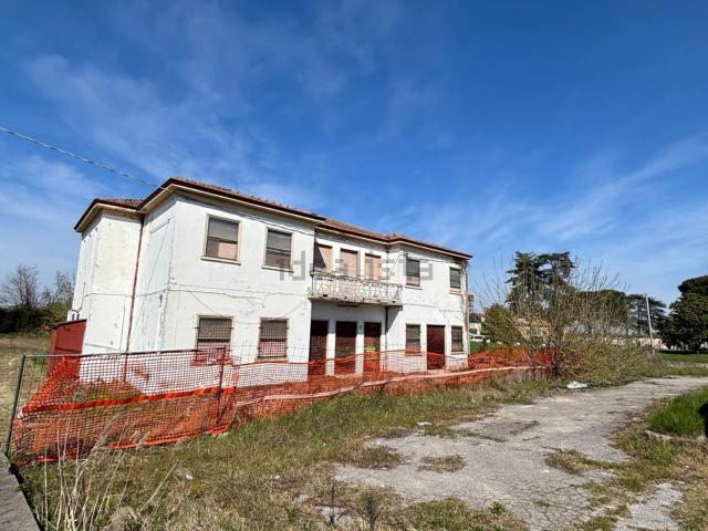 Villetta indipendente in vendita di 450 m² in Via Nazionale, 33