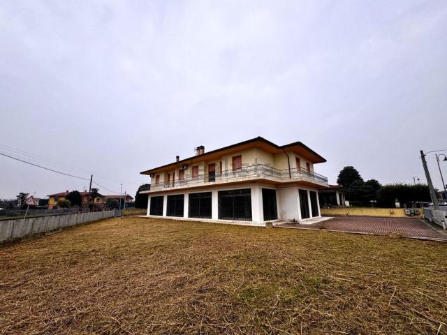 Villetta indipendente in vendita di 450 m² in Via Roma