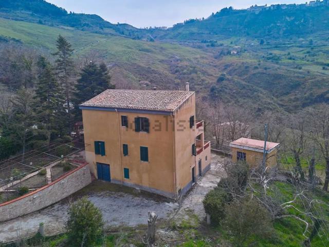 Villetta indipendente in vendita di 450 m² in Contrada Sacramento