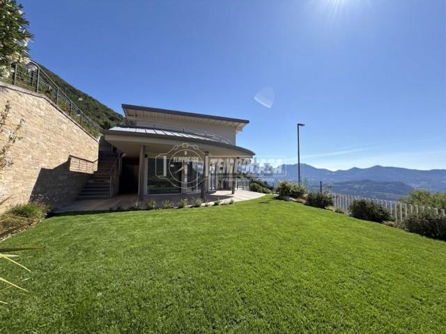 Villetta indipendente in vendita di 453 m² in Via Aldo Moro