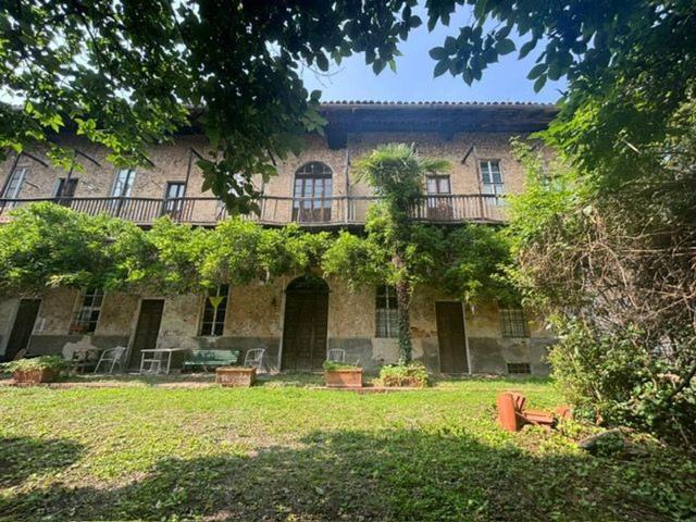 Villetta indipendente in vendita di 460 m² in Via Cesare Battisti, 9