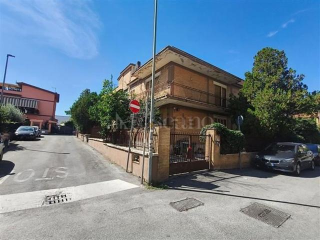 Villetta indipendente in vendita di 460 m² in Via Antonio Locatelli