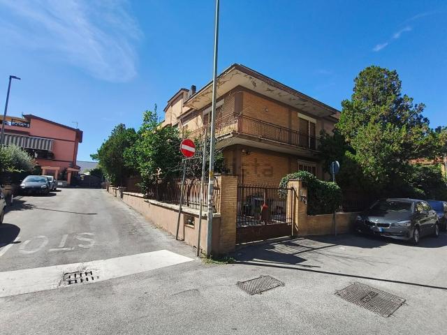 Villetta indipendente in vendita di 460 m² in Via Antonio Locatelli