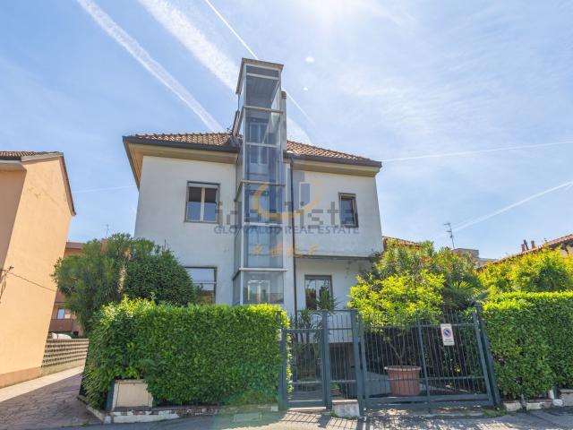 Villetta indipendente in vendita di 460 m² in Via Giovanni Paisiello, 31