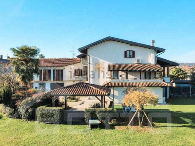 Villetta indipendente in vendita di 461 m² in Via Stazione, 16
