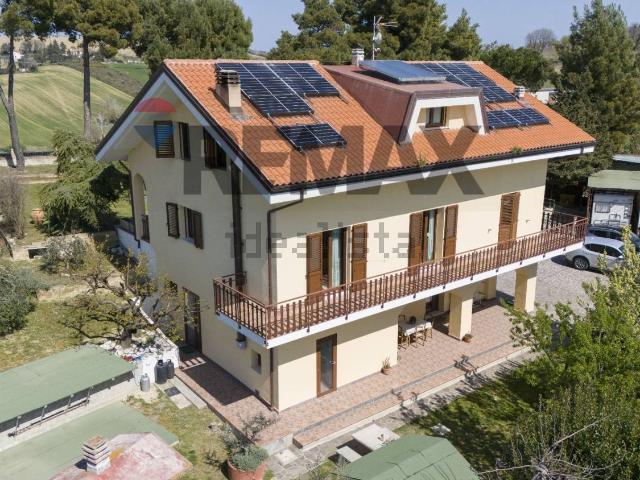 Villetta indipendente in vendita di 475 m² in Via San Moro, 7