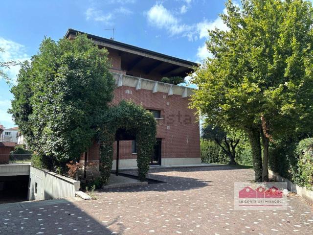Villetta indipendente in vendita di 476 m² in Via G. Plona