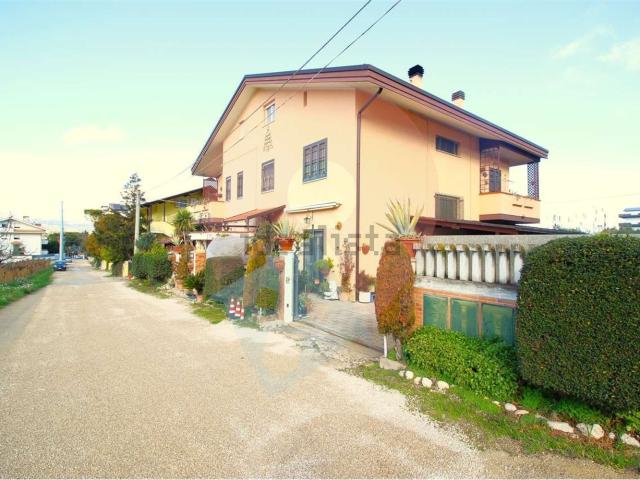 Villetta indipendente in vendita di 480 m² in Via Vestina, 473