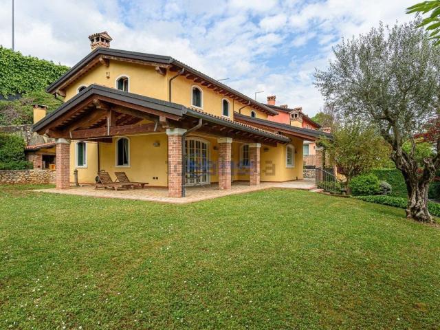 Villetta indipendente in vendita di 489 m² in Via Monte Summano, 1