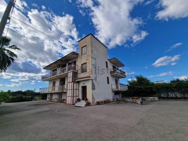 Villetta indipendente in vendita di 490 m² in Via Crapolla II, 156