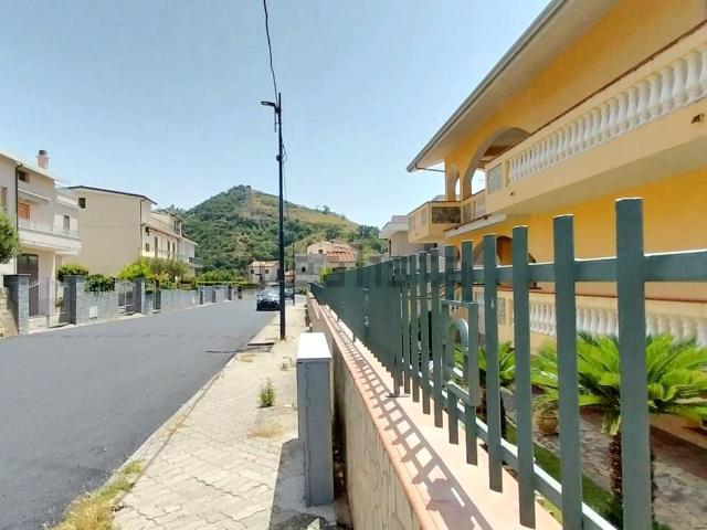 Villetta indipendente in vendita di 490 m² in Via Magna Grecia, 4