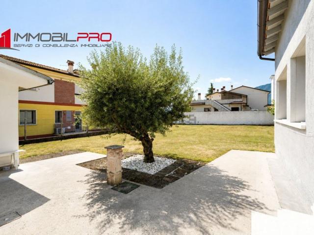 Villetta indipendente in vendita di 490 m² in Via Trieste, 126