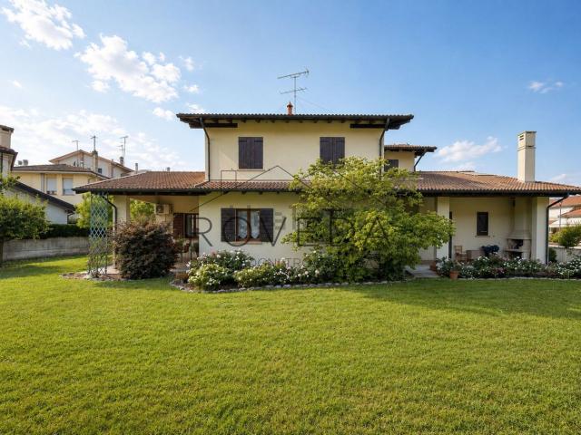 Villetta indipendente in vendita di 498 m² in Via Corte D&apos Assise