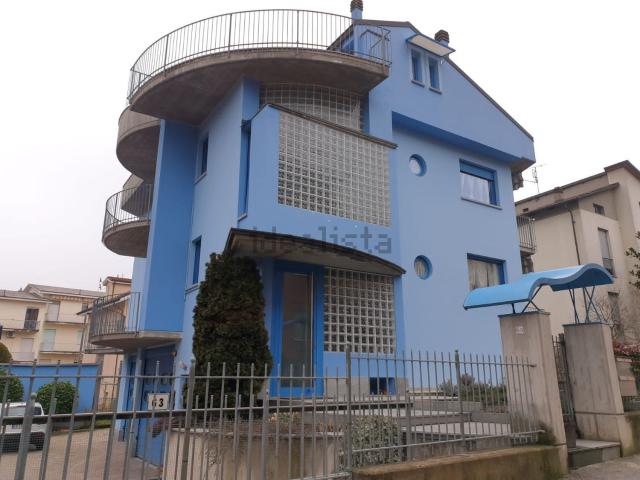 Villetta indipendente in vendita di 500 m² in Via Cadorna