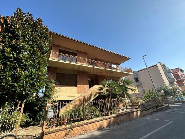 Villetta indipendente in vendita di 500 m² in Via Marche, 28