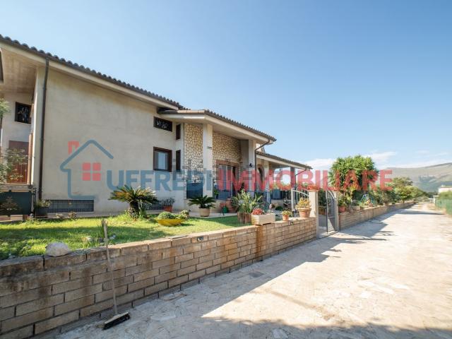 Villetta indipendente in vendita di 520 m² in Via PADRE DOMENICO CAMUS