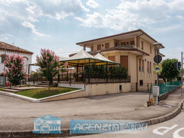 Villetta indipendente in vendita di 524 m² in Via Veneto, 2