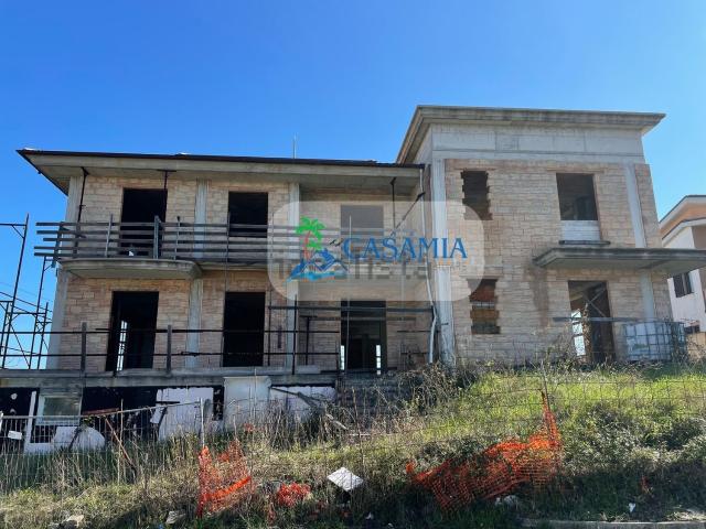 Villetta indipendente in vendita di 525 m² in Contrada Marezi, 13