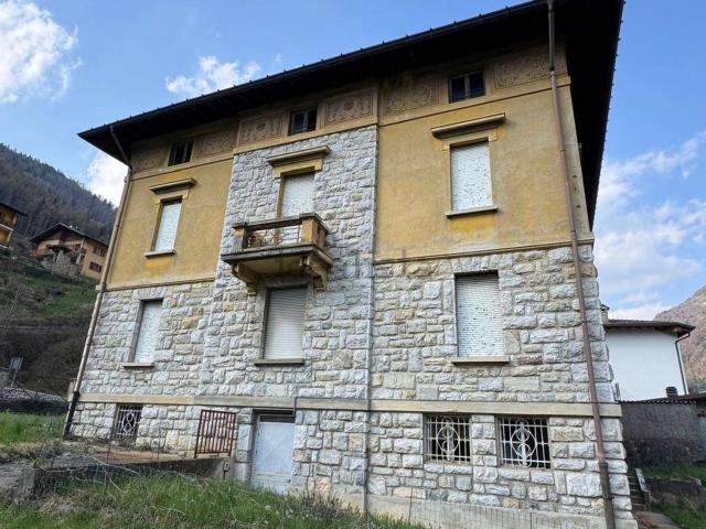 Villetta indipendente in vendita di 540 m² in Via Lombardia, 4