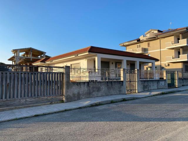 Villetta indipendente in vendita di 550 m² in Via Gioacchino Rossini