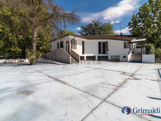 Villetta indipendente in vendita di 550 m² in Via Novara, 336