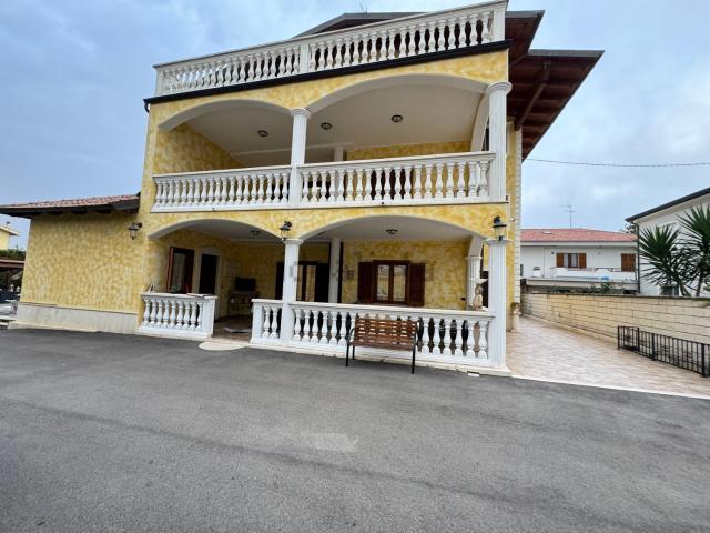 Villetta indipendente in vendita di 550 m² in Via Nilo